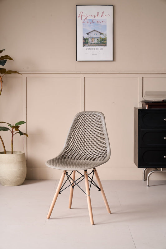 Silla Aira, Color Taupe, con Espaldar y Patas en Madera