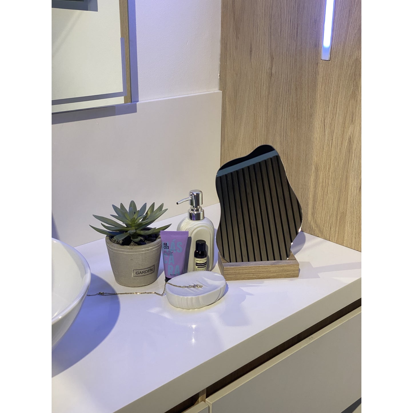 Espejo April, con Forma Irregular, Base Madera