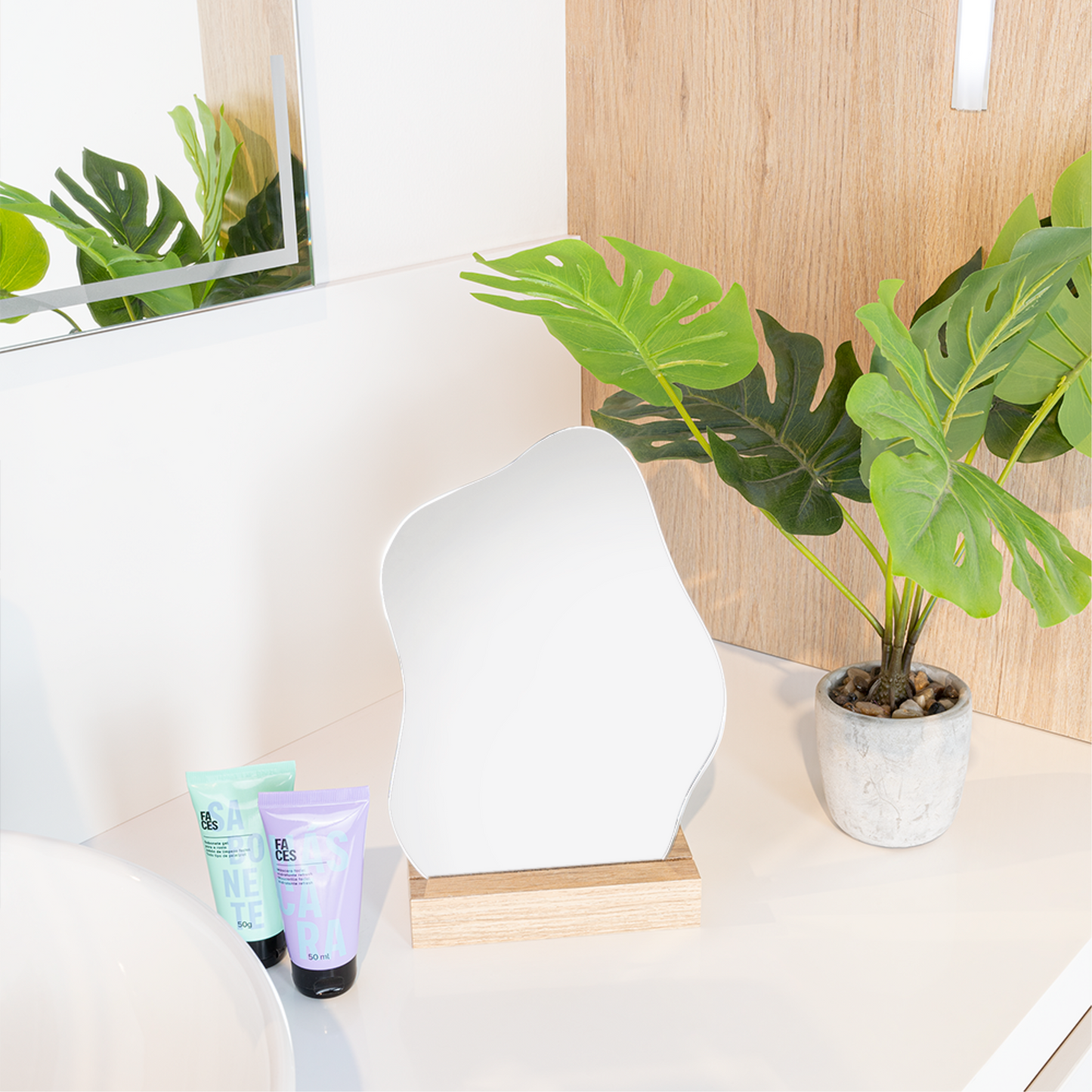 Espejo April, con Forma Irregular, Base Madera