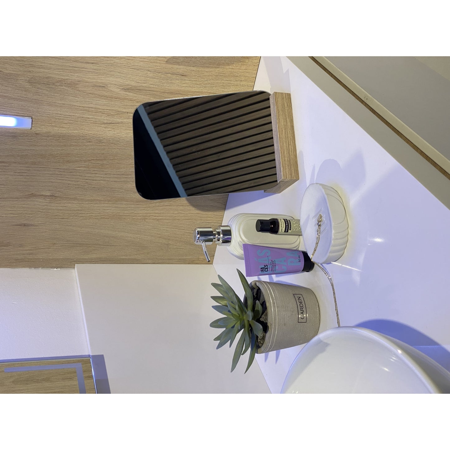 Espejo Bass, con Forma Recto, Borde Redondo, Base Madera