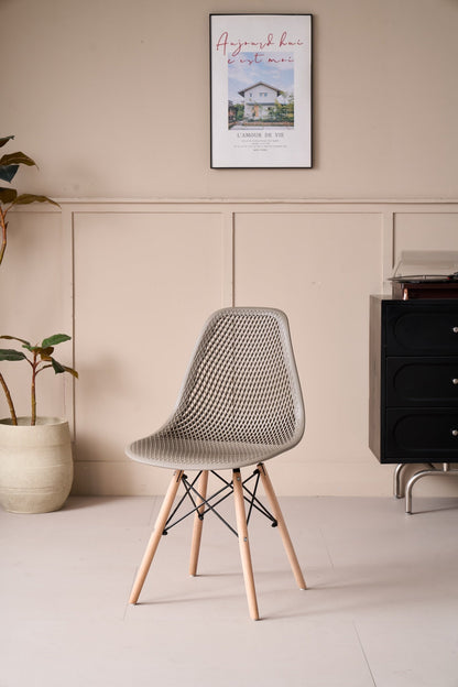 Silla Aira, Color Taupe, con Espaldar y Patas en Madera