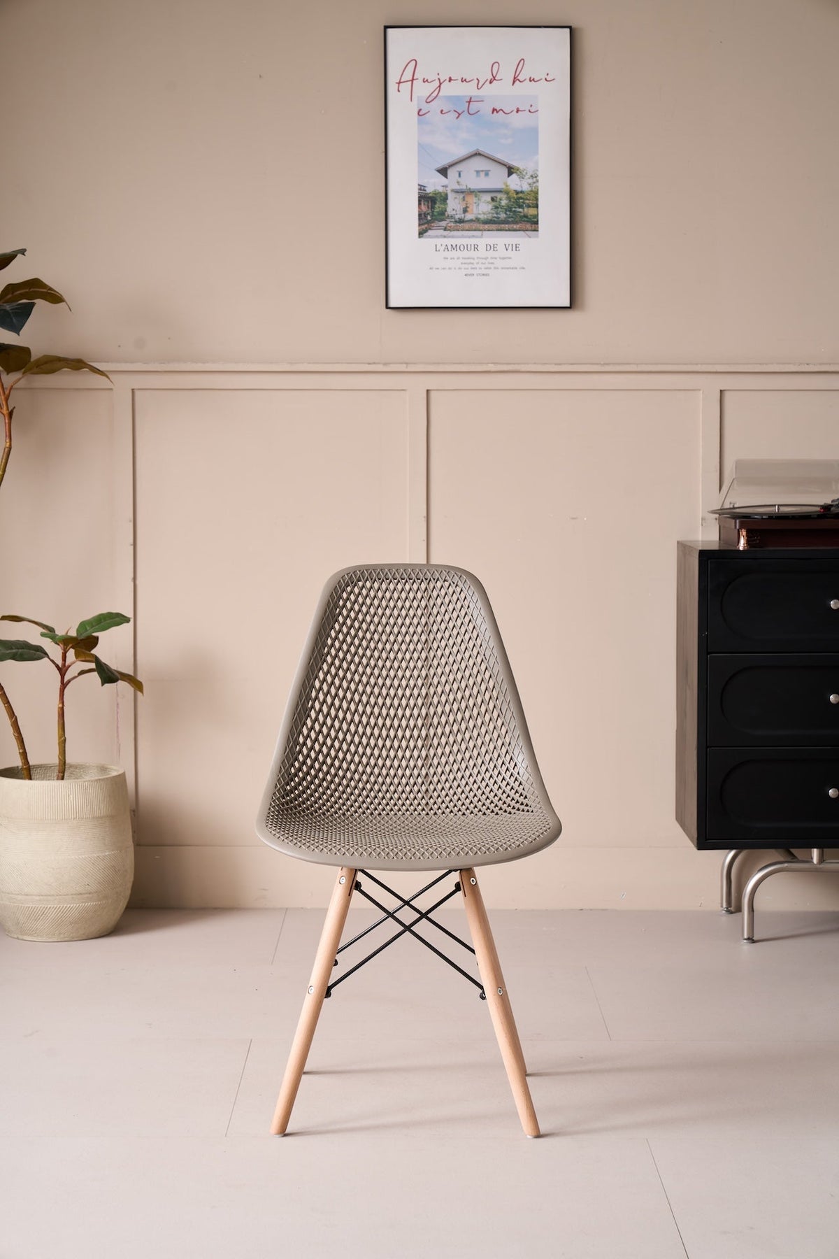 Silla Aira, Color Taupe, con Espaldar y Patas en Madera