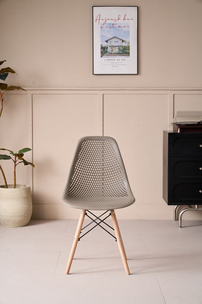 Silla Aira, Color Taupe, con Espaldar y Patas en Madera