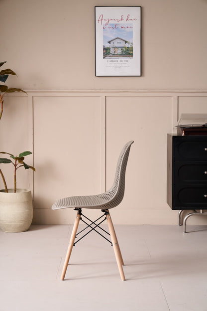 Silla Aira, Color Taupe, con Espaldar y Patas en Madera