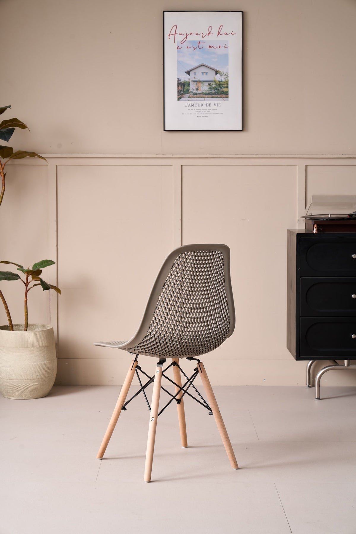 Silla Aira, Color Taupe, con Espaldar y Patas en Madera