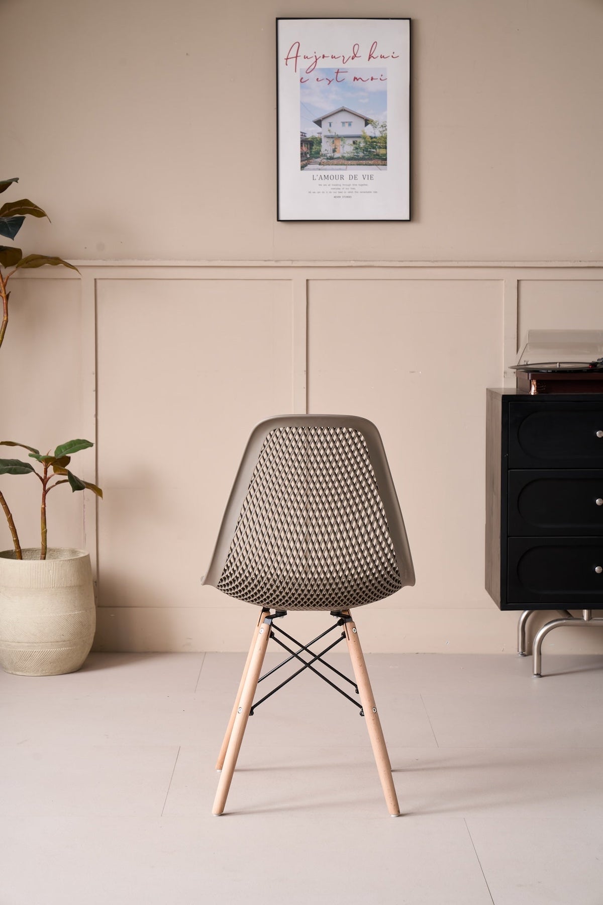 Silla Aira, Color Taupe, con Espaldar y Patas en Madera