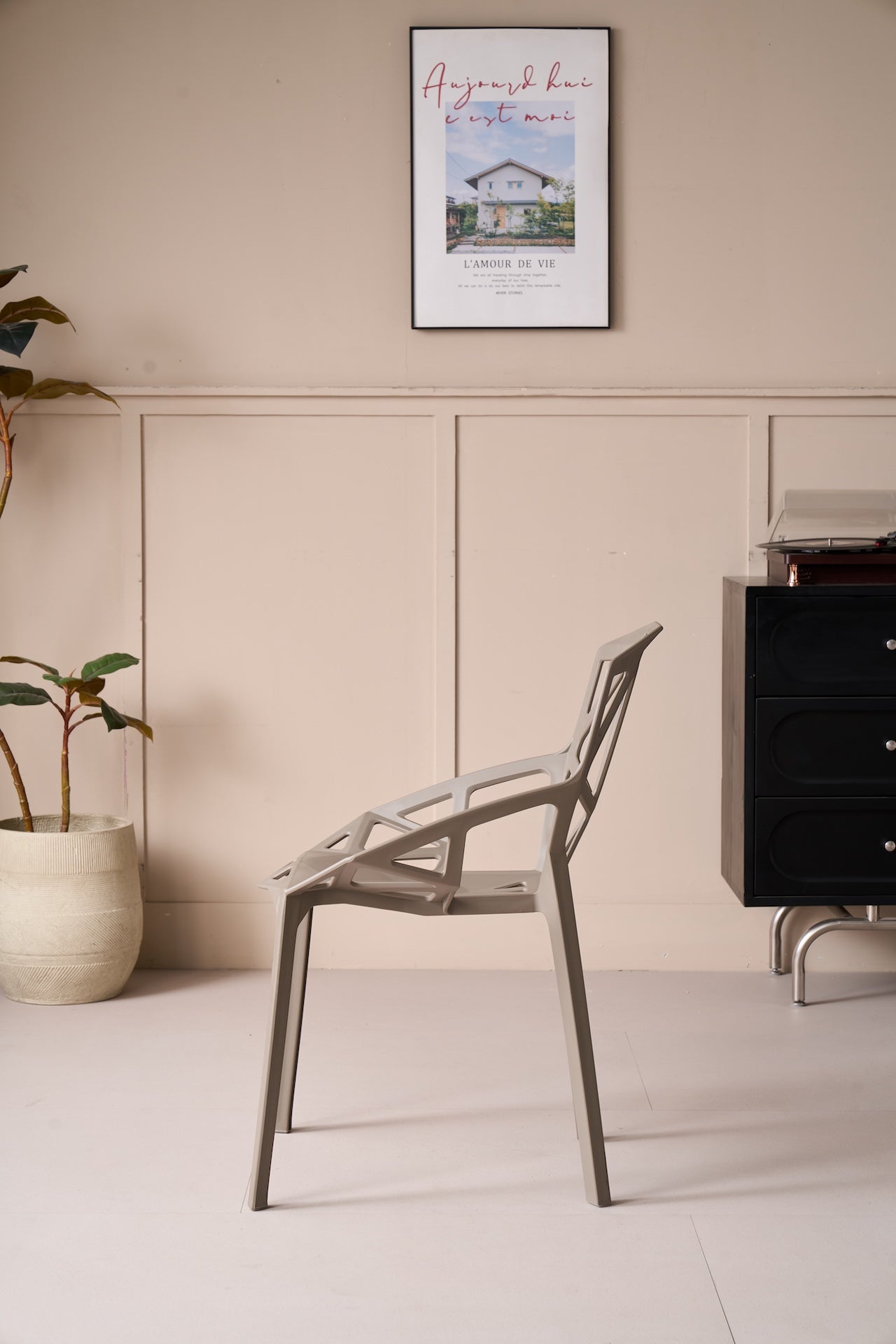 Silla Roxy, Color Taupe, con Espaldar y Diseño Moderno
