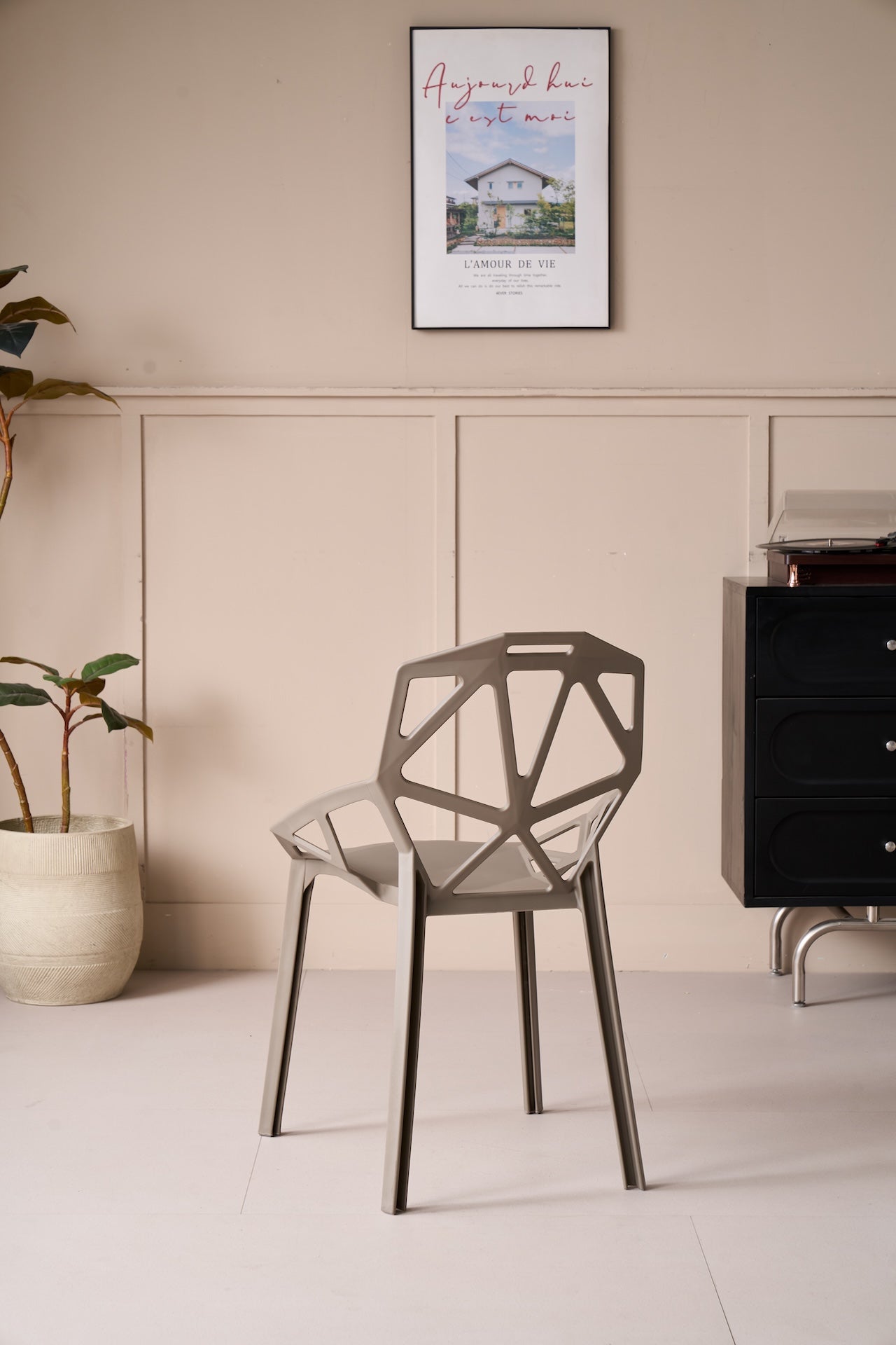 Silla Roxy, Color Taupe, con Espaldar y Diseño Moderno