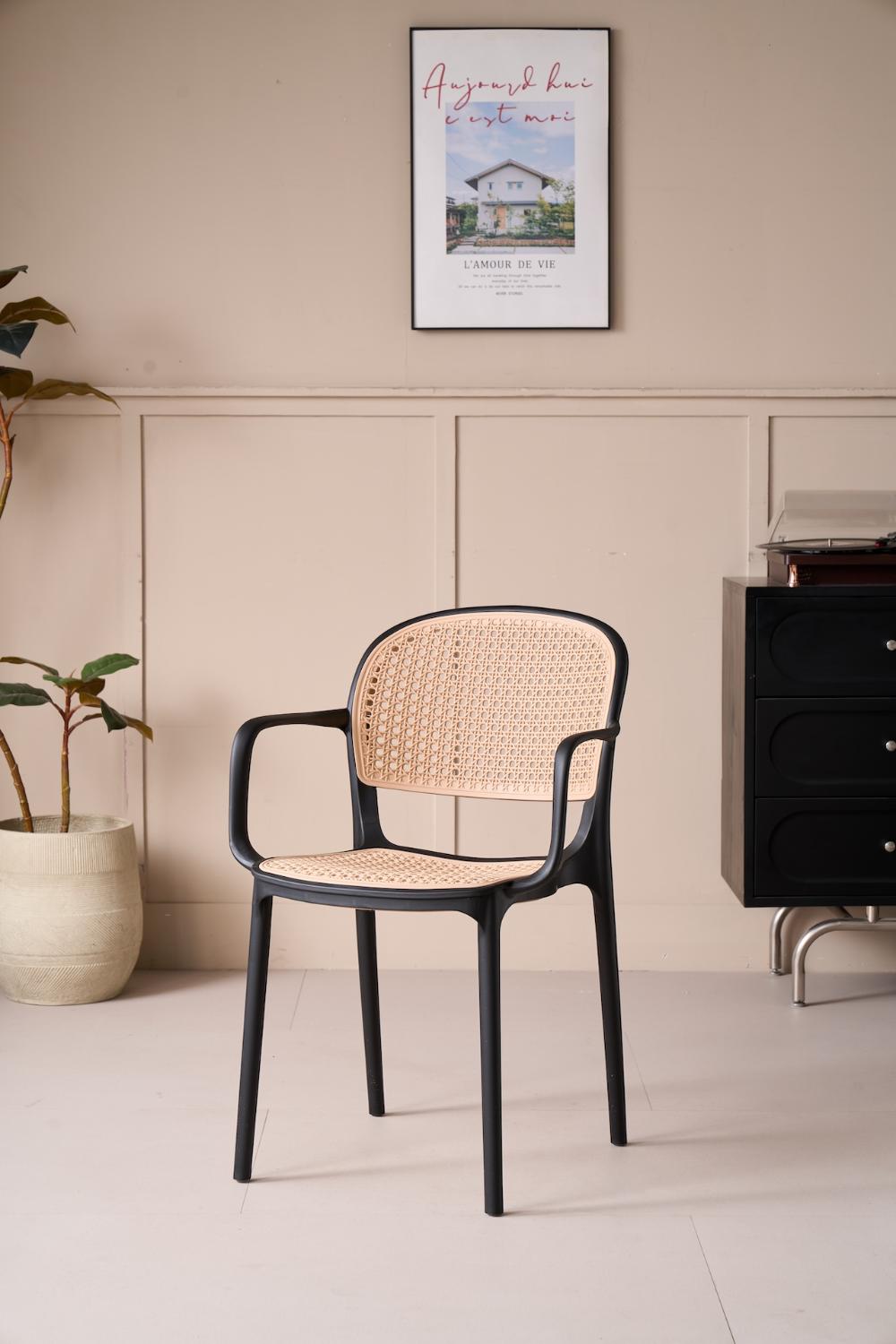 Silla con Brazos Nest, Color Negro y Beige, con Espaldar y Asiento en Rejilla