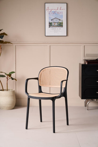 Silla con Brazos Nest, Color Negro y Beige, con Espaldar y Asiento en Rejilla