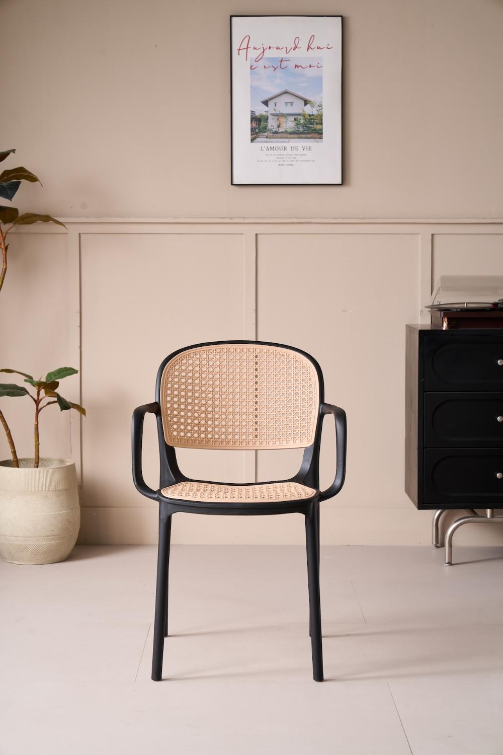 Silla con Brazos Nest, Color Negro y Beige, con Espaldar y Asiento en Rejilla