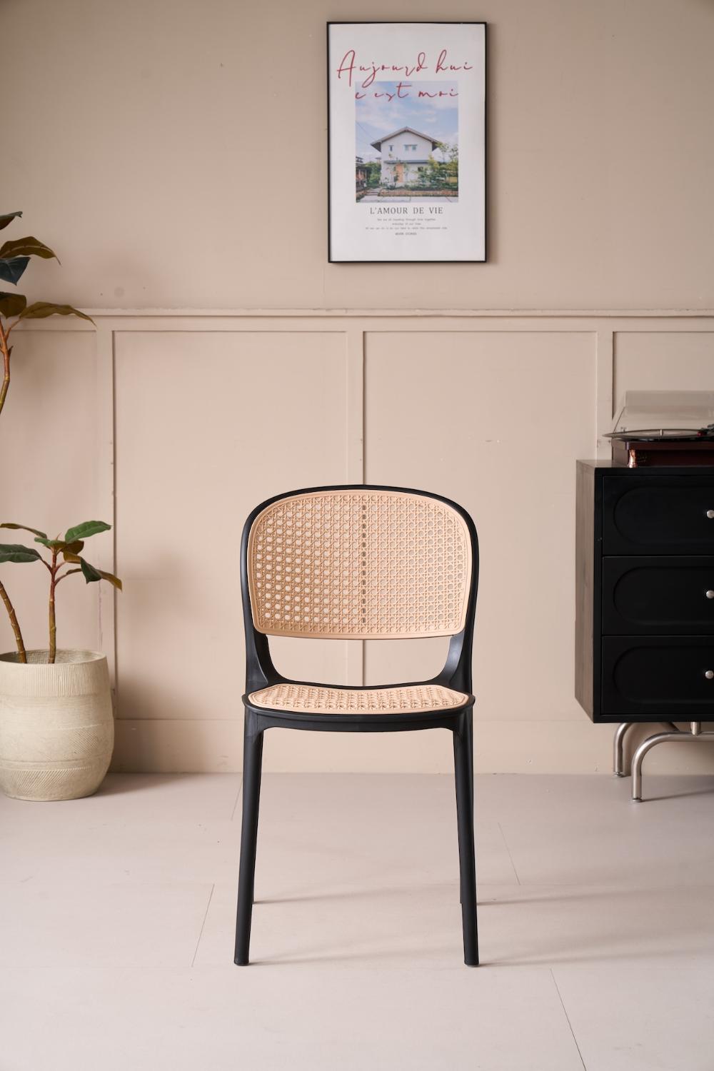 Silla Nest, Color Negro y Beige, con Espaldar y Asiento en Rejilla