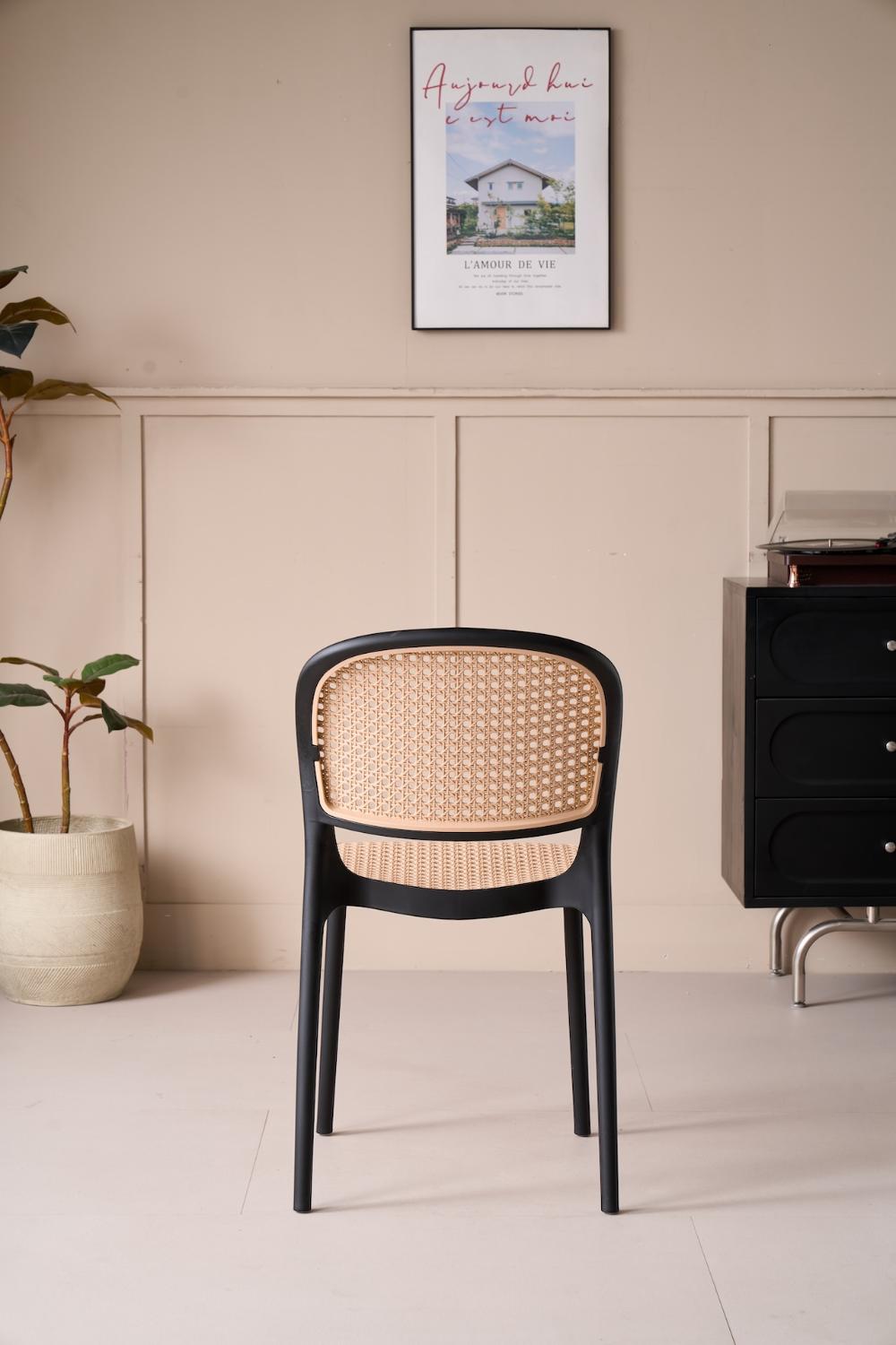 Silla Nest, Color Negro y Beige, con Espaldar y Asiento en Rejilla
