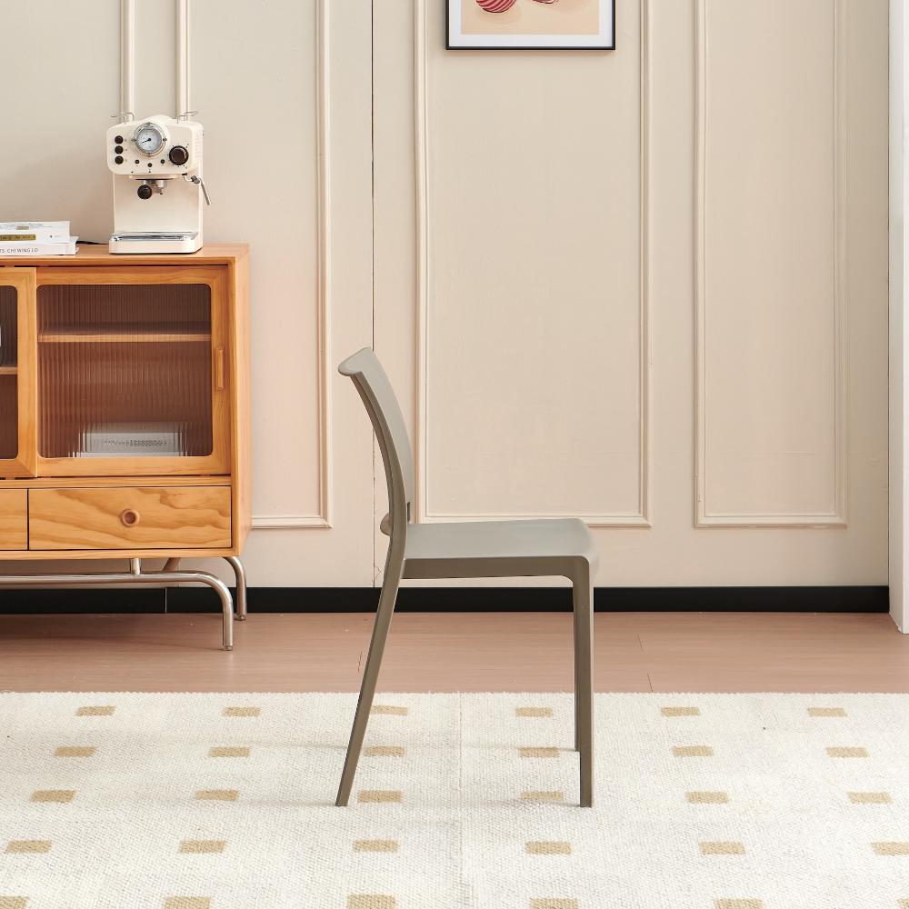 Silla Soho, Taupe, con Espaldar Cerrado y Diseño Minimalista