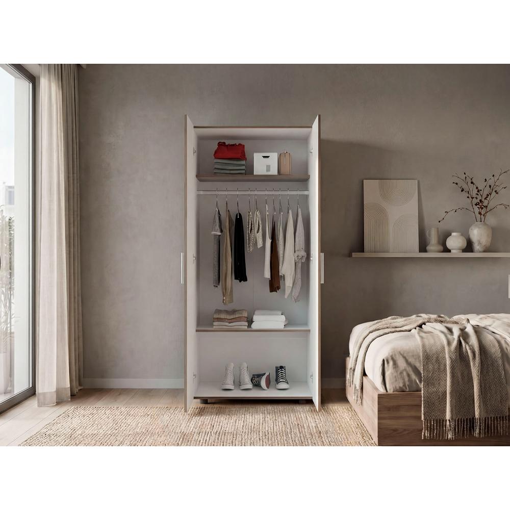 Closet Carlota, Avellana y Blanco, con Un Tubo Cromado y Tres Entrepaños