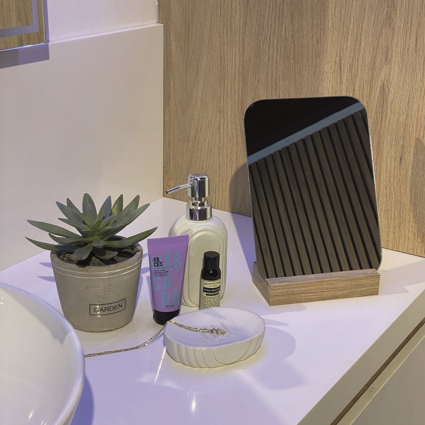 Espejo Bass Recto Borde Redondo, Con Base De Madera