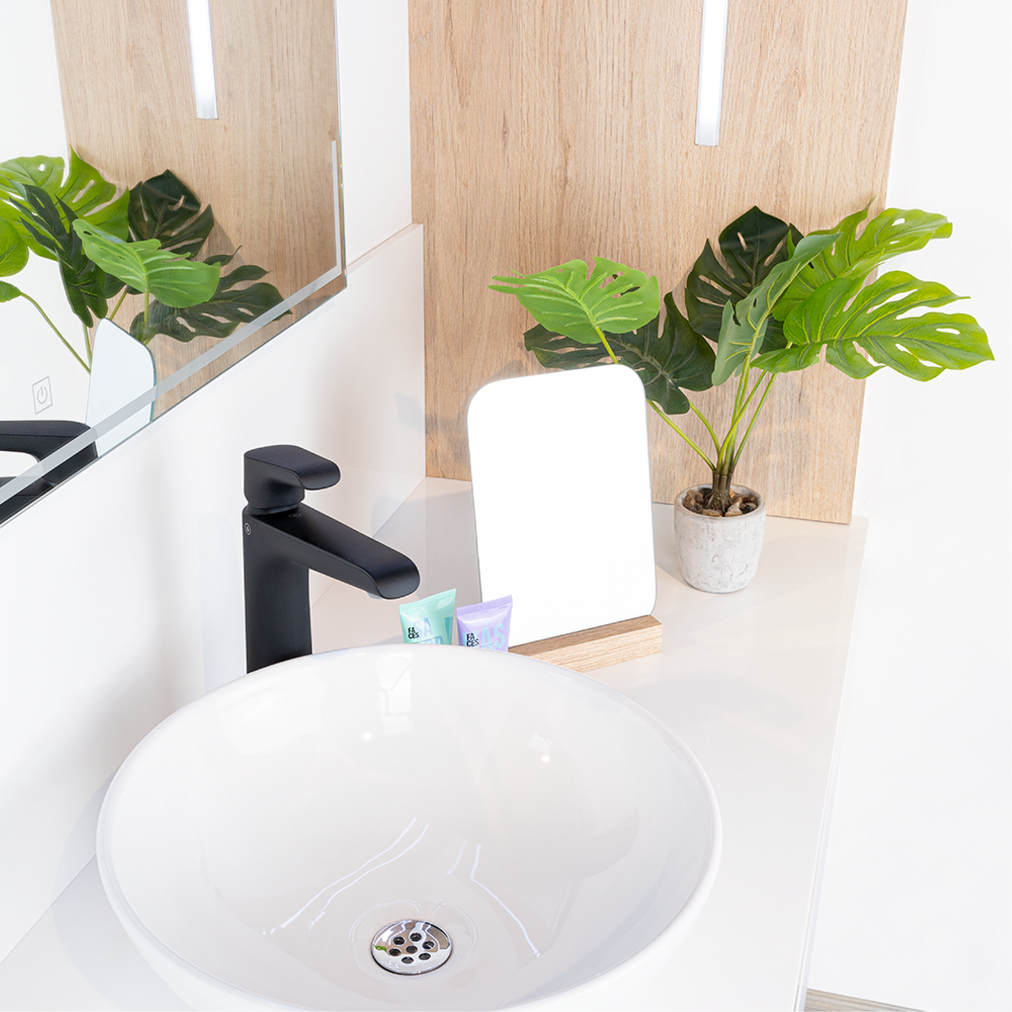 Espejo Bass, con Forma Recto, Borde Redondo, Base Madera