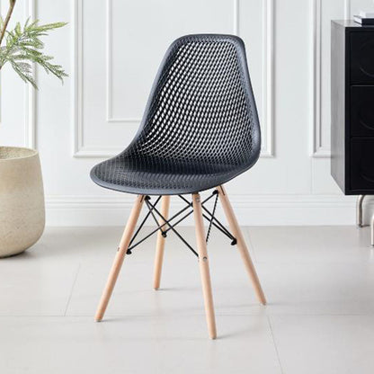 Silla Aira, Color Negro, con Espaldar y Patas en Madera